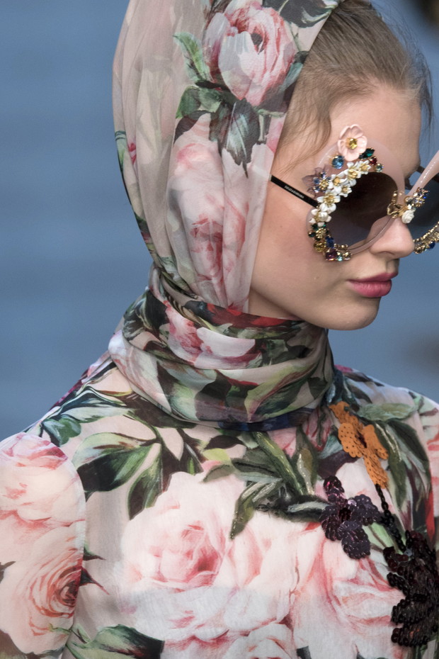 Modne nakrycia głowy na lato 2016, Dolce & Gabbana, fot. Imaxtree