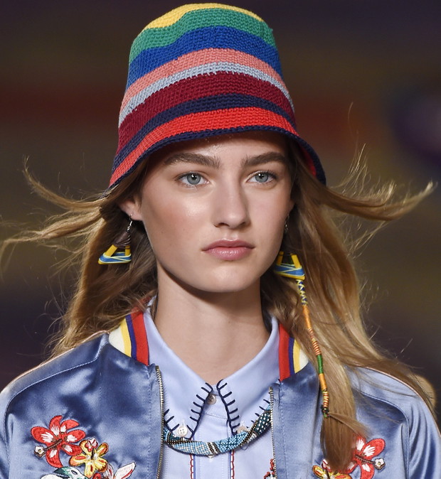 Modne nakrycia głowy na lato 2016, Tommy Hilfiger, fot. Imaxtree