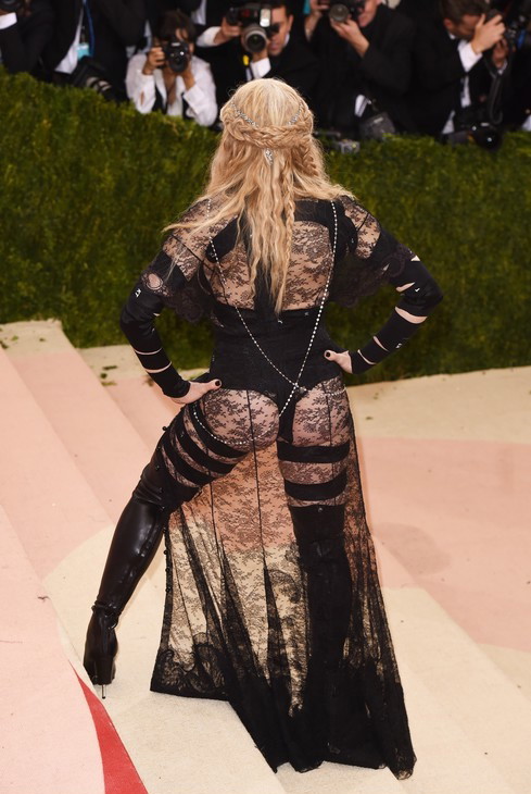 Stylizacje gwiazd: suknie typu naked dress