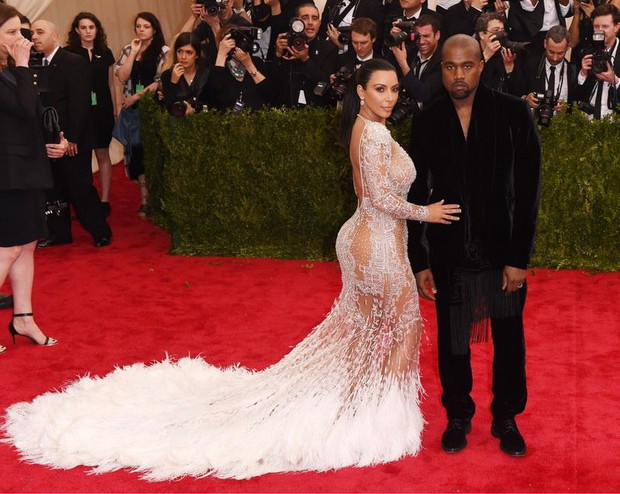 Stylizacje gwiazd: suknie typu naked dress