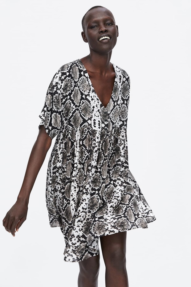 Zara, sukienka w deseń imitujący skórę węża, 139 zł