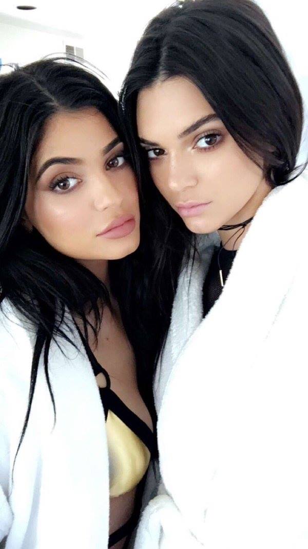 Kendall i Kylie Jenner dla Topshop! Zobacz ich kostiumy kąpielowe