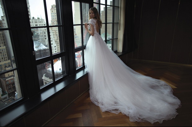 Magdalena Frąckowiak w sukniach ślubnych Berta Bridal