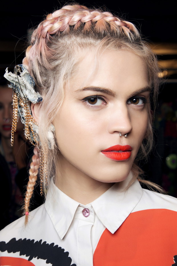 Makijaż i fryzury na festiwal. Inspiracje z pokazów SS16, Desigual, fot. Imaxtree