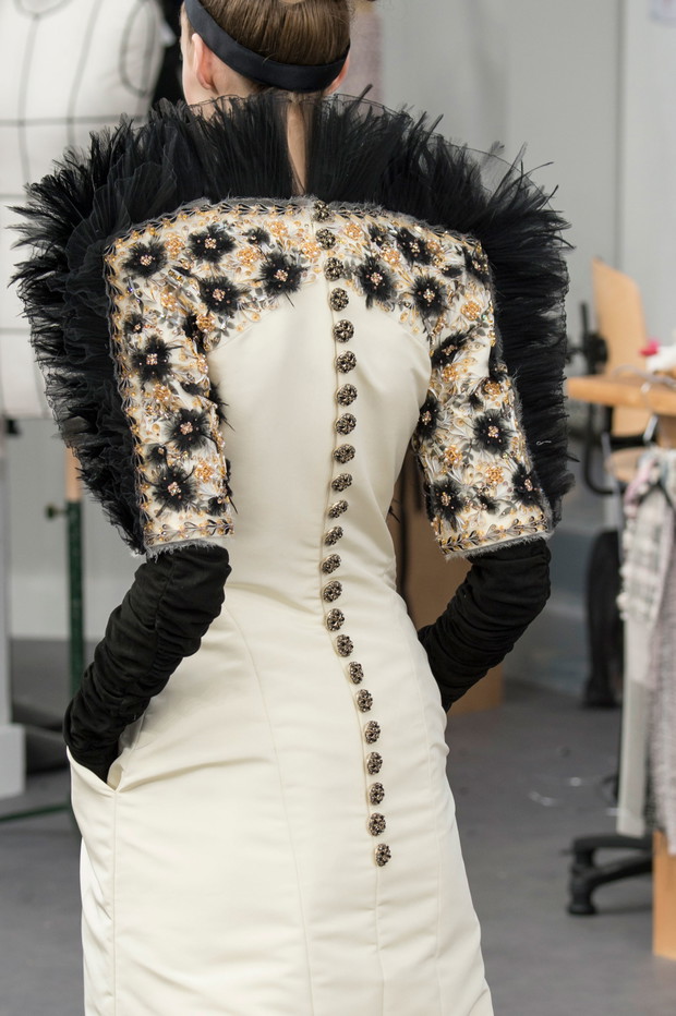 Chanel haute couture jesień-zima 2016/2017 - detale, fot. Imaxtree