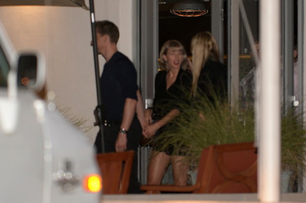 Taylor Swift i Tom Hiddleston wychodzą z restauracji w Nashville, 23.06.2016, fot. East News