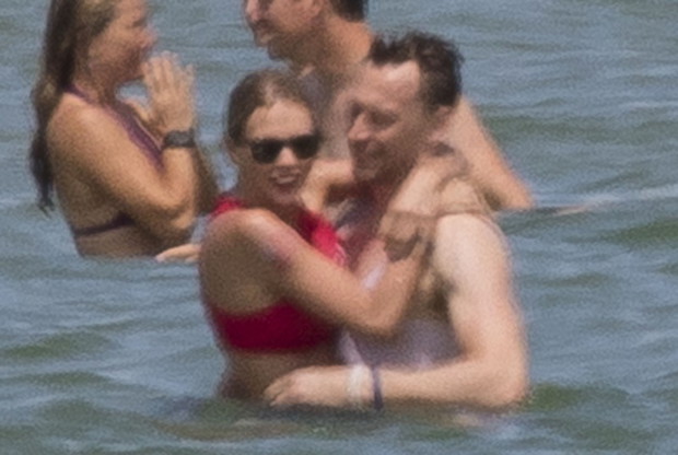 Taylor Swift i Tom Hiddleston z przyjaciółmi świętują 4 lipca na Rhode Island, 03.07.2016, fot. East News