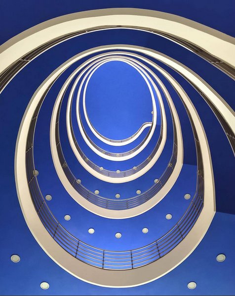 #worldneedsmorespiralstaircases - schody kręcone na Instagramie, fot. via Instagram/worldneedsmorespiralstaircases