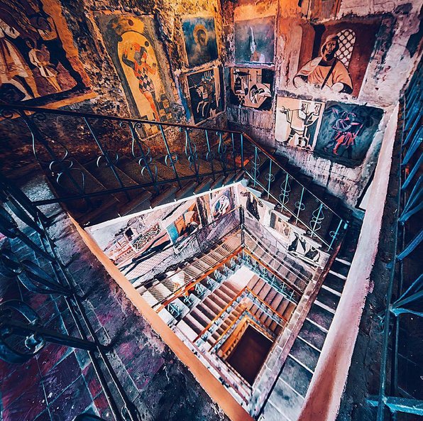 #worldneedsmorespiralstaircases - schody kręcone na Instagramie, fot. via Instagram/worldneedsmorespiralstaircases