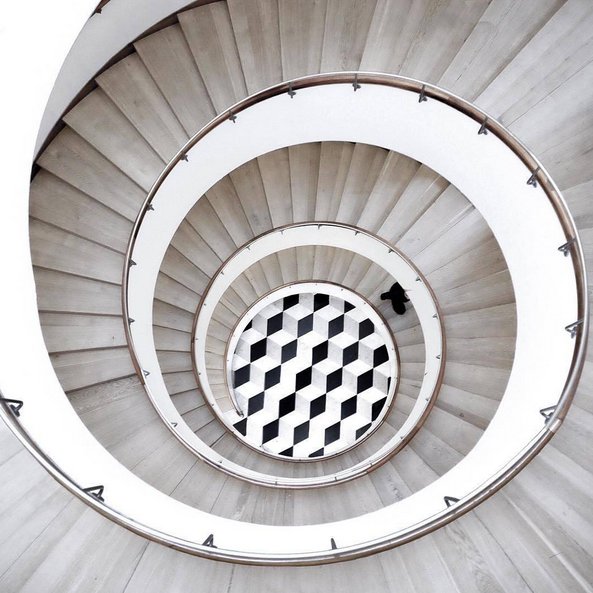 #worldneedsmorespiralstaircases - schody kręcone na Instagramie, fot. via Instagram/worldneedsmorespiralstaircases