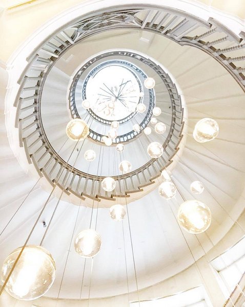#worldneedsmorespiralstaircases - schody kręcone na Instagramie, fot. via Instagram/worldneedsmorespiralstaircases
