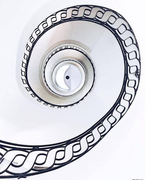 #worldneedsmorespiralstaircases - schody kręcone na Instagramie, fot. via Instagram/worldneedsmorespiralstaircases