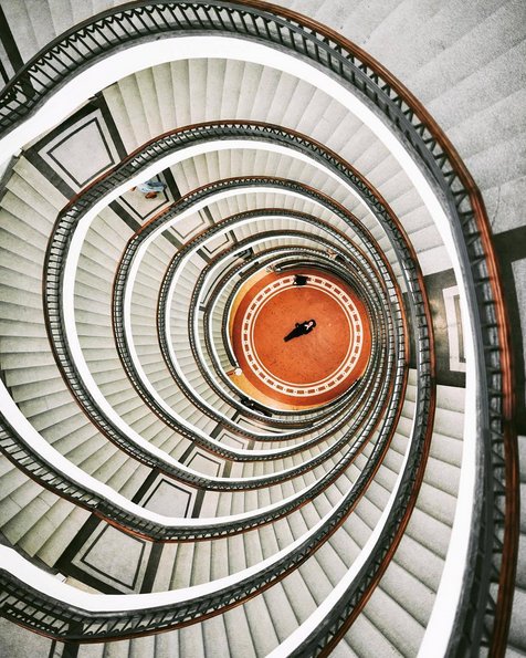 #worldneedsmorespiralstaircases - schody kręcone na Instagramie, fot. via Instagram/worldneedsmorespiralstaircases