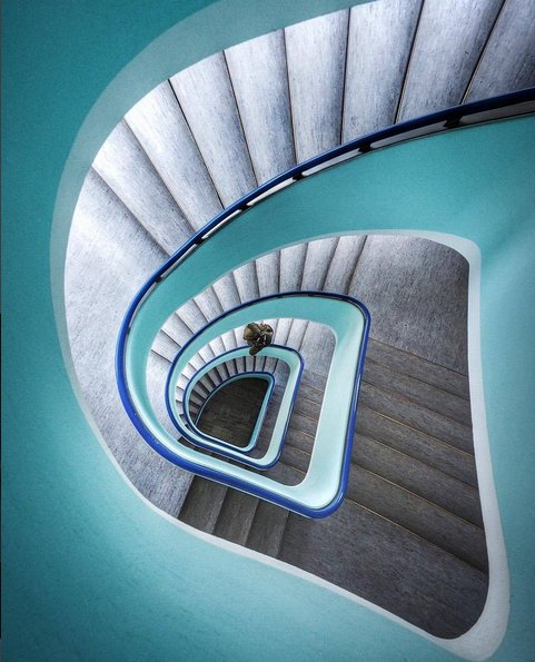 #worldneedsmorespiralstaircases - schody kręcone na Instagramie, fot. via Instagram/worldneedsmorespiralstaircases