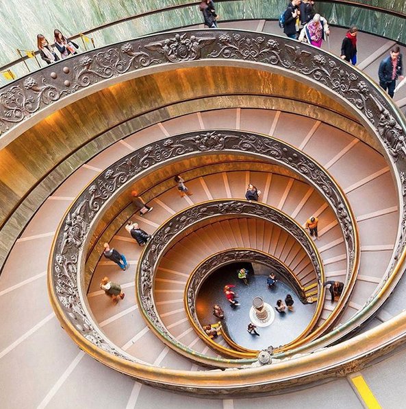 #worldneedsmorespiralstaircases - schody kręcone na Instagramie, fot. via Instagram/worldneedsmorespiralstaircases
