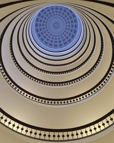 #worldneedsmorespiralstaircases - schody kręcone na Instagramie, fot. via Instagram/worldneedsmorespiralstaircases