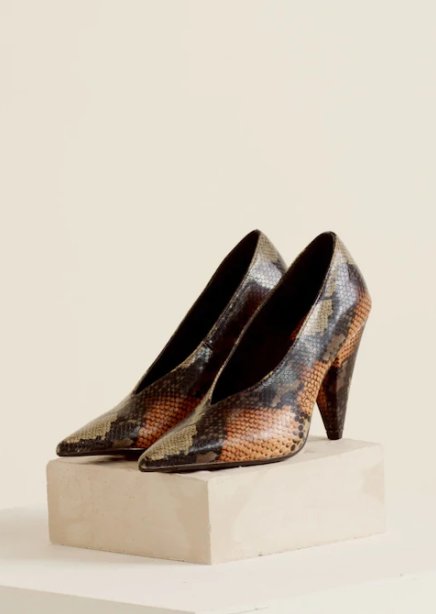 Buty na obcasie z wzorem wężowej skóry