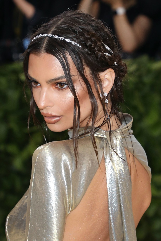 Fryzura Emily Ratajkowski - przepaska i warkoczyki