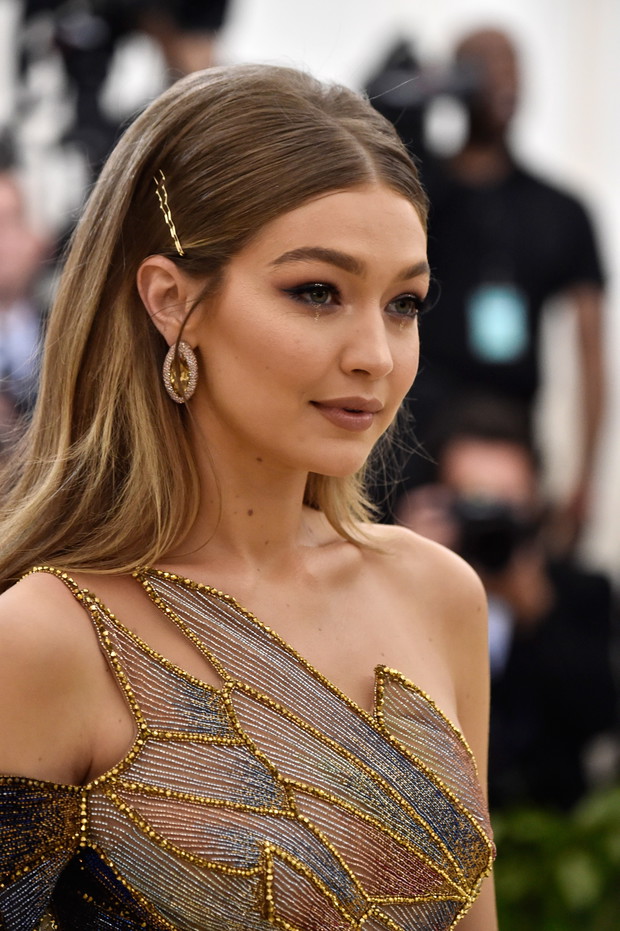 Fryzura Gigi Hadid - spinki