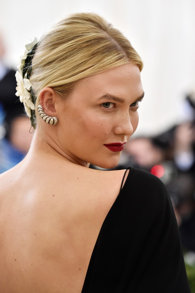 Fryzura Karlie Kloss - zdobny kok