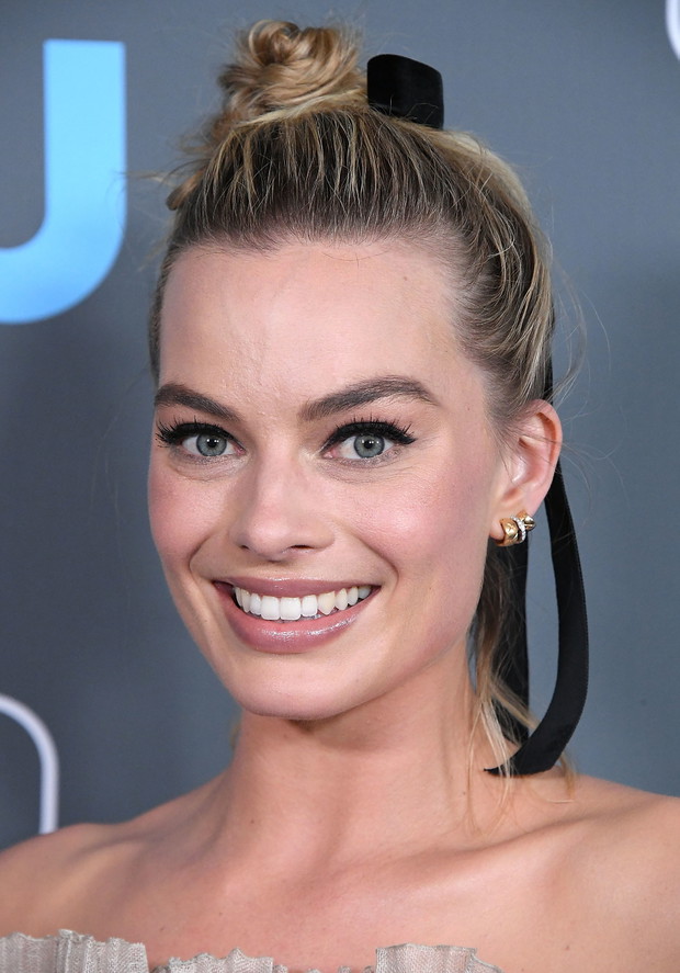 Fryzura Margot Robbie - koczek i wstążka