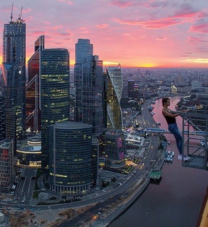 Ekstremalne selfie - zobacz zdjęcia Angeli Nikolau