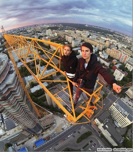 Ekstremalne selfie - zobacz zdjęcia Angeli Nikolau