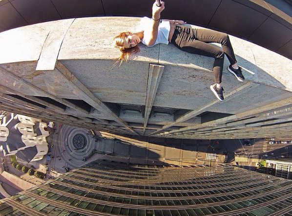Ekstremalne selfie - zobacz zdjęcia Angeli Nikolau