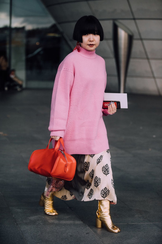 Jak nosić różowy sweter damski? Najlepsze zdjęcia street fashion