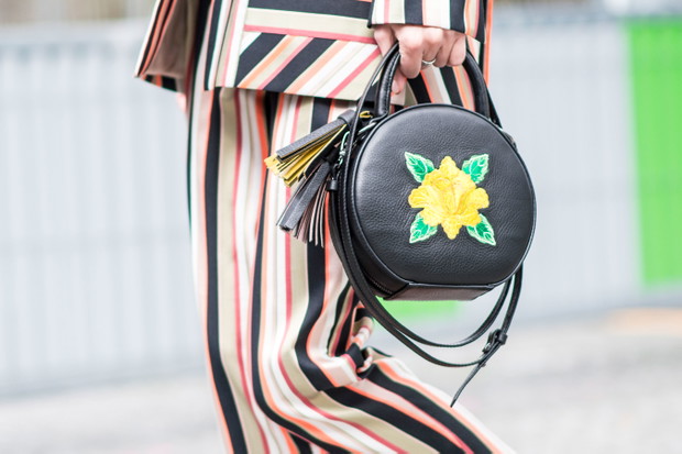 Street fashion: buty i akcesoria gości na pokazach SS17