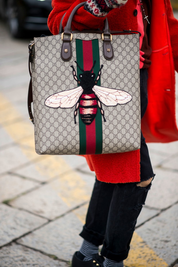 Street fashion: buty i akcesoria gości na pokazach SS17