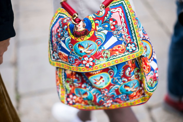 Street fashion: buty i akcesoria gości na pokazach SS17