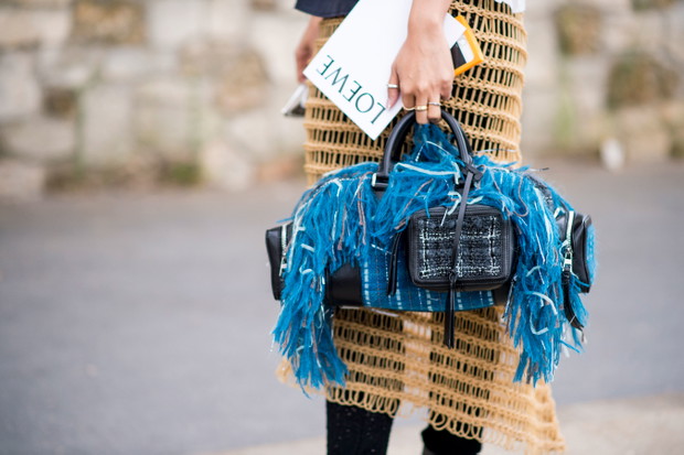 Street fashion: buty i akcesoria gości na pokazach SS17