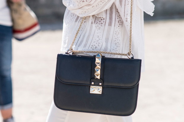 Street fashion: buty i akcesoria gości na pokazach SS17