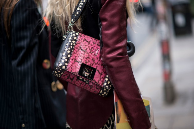 Street fashion: buty i akcesoria gości na pokazach SS17