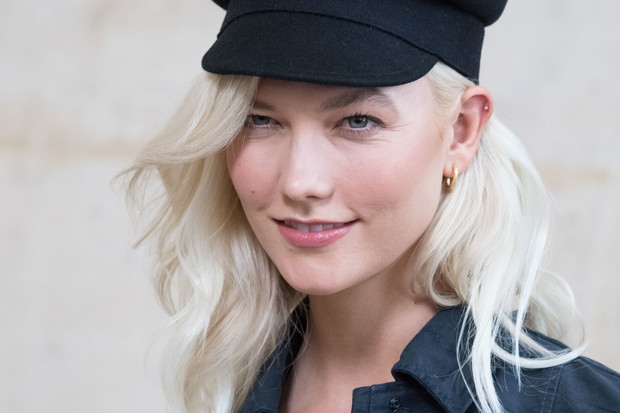 Karlie Kloss w platynowym blondzie