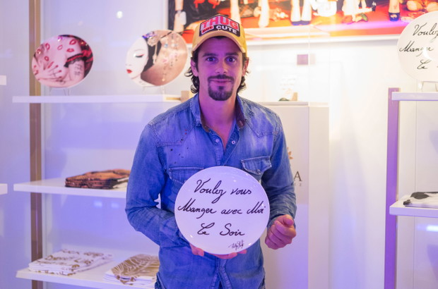 Philippe Shangti prowokuje na porcelanie