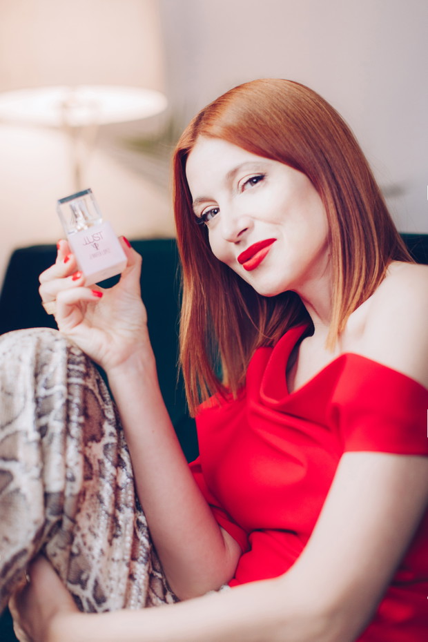 Stylizacja Ady Fijał w wężowy print, inspirowana zapachem Jennifer Lopez