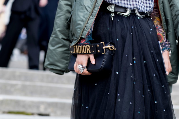 Street fashion: buty i akcesoria gości na pokazach haute couture SS17