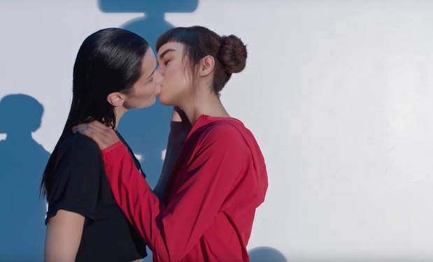 Bella Hadid całuje się z Lil Miquelą w kampanii Calvin Klein