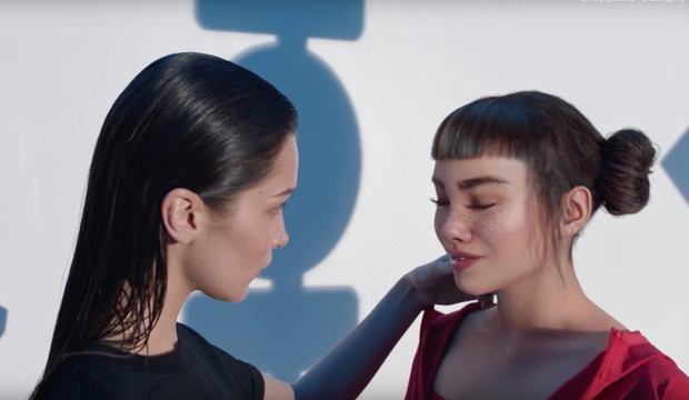 Bella Hadid całuje się z Lil Miquelą w kampanii Calvin Klein