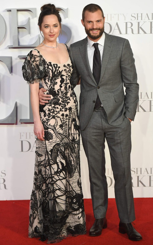 Dakota Johnson i Jamie Dornan (w garniturze Louis Vuitton) na premierze filmu Ciemniejsza strona Greya w Londynie, 9