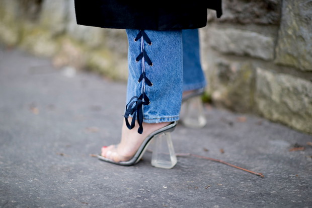 Street fashion: buty i akcesoria gości na tygodniach mody j-z 2017/18