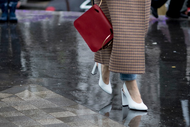 Street fashion: buty i akcesoria gości na tygodniach mody j-z 2017/18