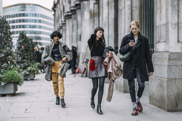 Street fashion: modelki off duty na London Fashion Week AW17