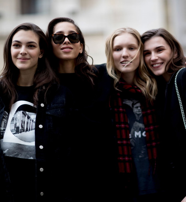Street fashion: modelki off duty na Milan Fashion Week AW17