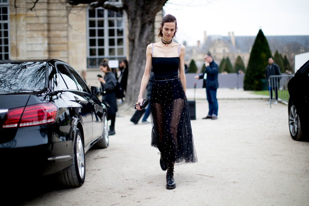Street fashion: modelki off duty na Paris Fashion Week AW17