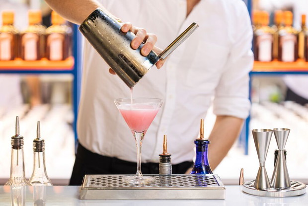 Cosmopolitan, czyli koktajl na bazie likieru Cointreau.