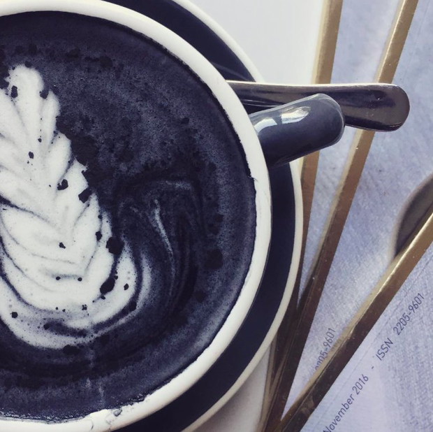 Trendy kulinarne 2017: czarne latte z węglem aktywnym