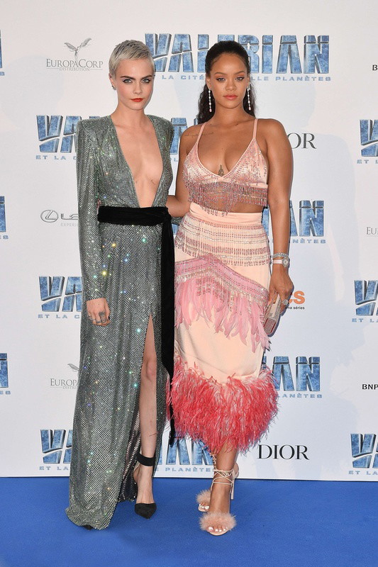 Cara Delevingne w sukni Alexandre Vauthier na premierze filmu Valerian i miasto tysiąca planet w Paryżu, 25